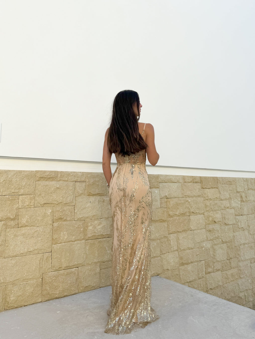 Vestido tipo espartilho com decote em V e strass dourados
