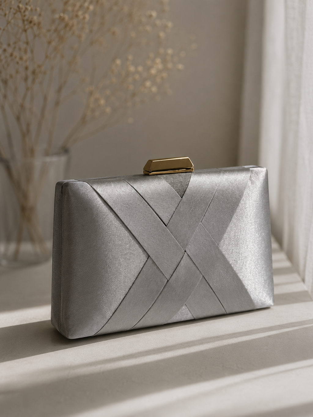 Clutch prateada acetinada