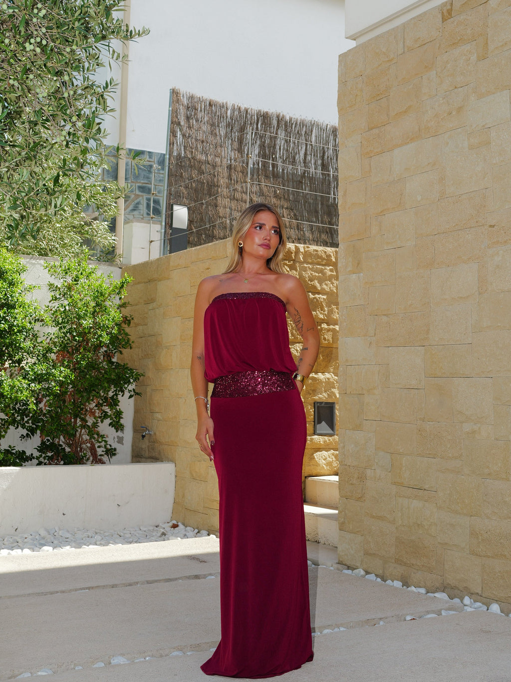 Vestido comprido com padrão de glitter cor de bordô