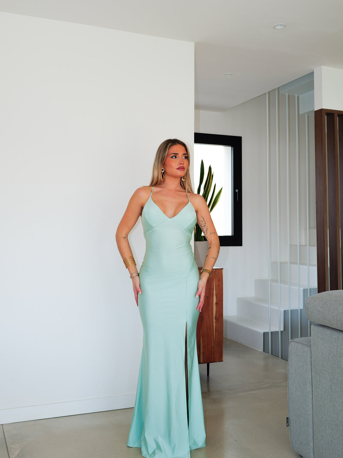Vestido com decote em V em cetim entrelaçado, cor menta