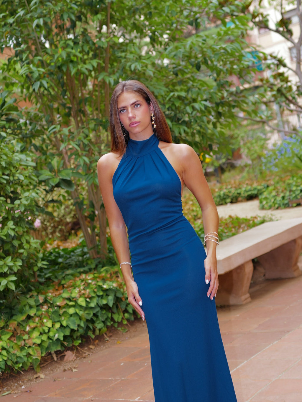 Vestido comprido com decote halter e laço, cor petróleo