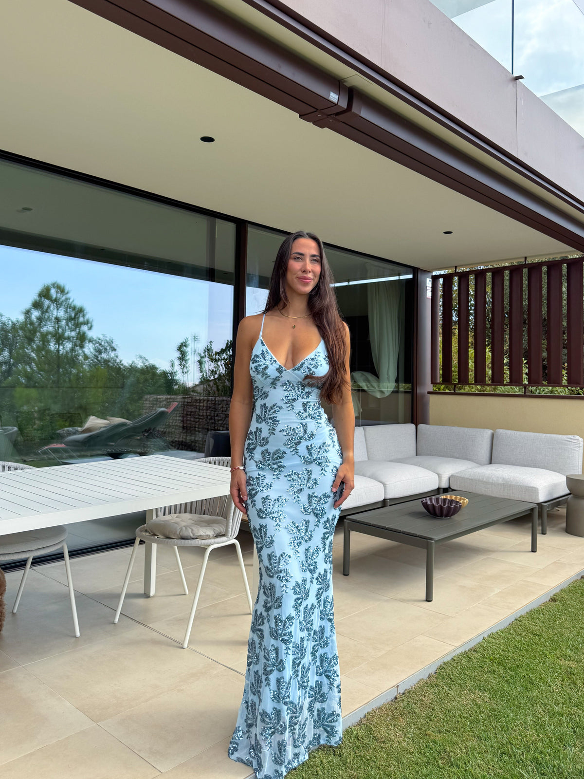Vestido comprido com entrelaçados e detalhes em tule azul-celeste