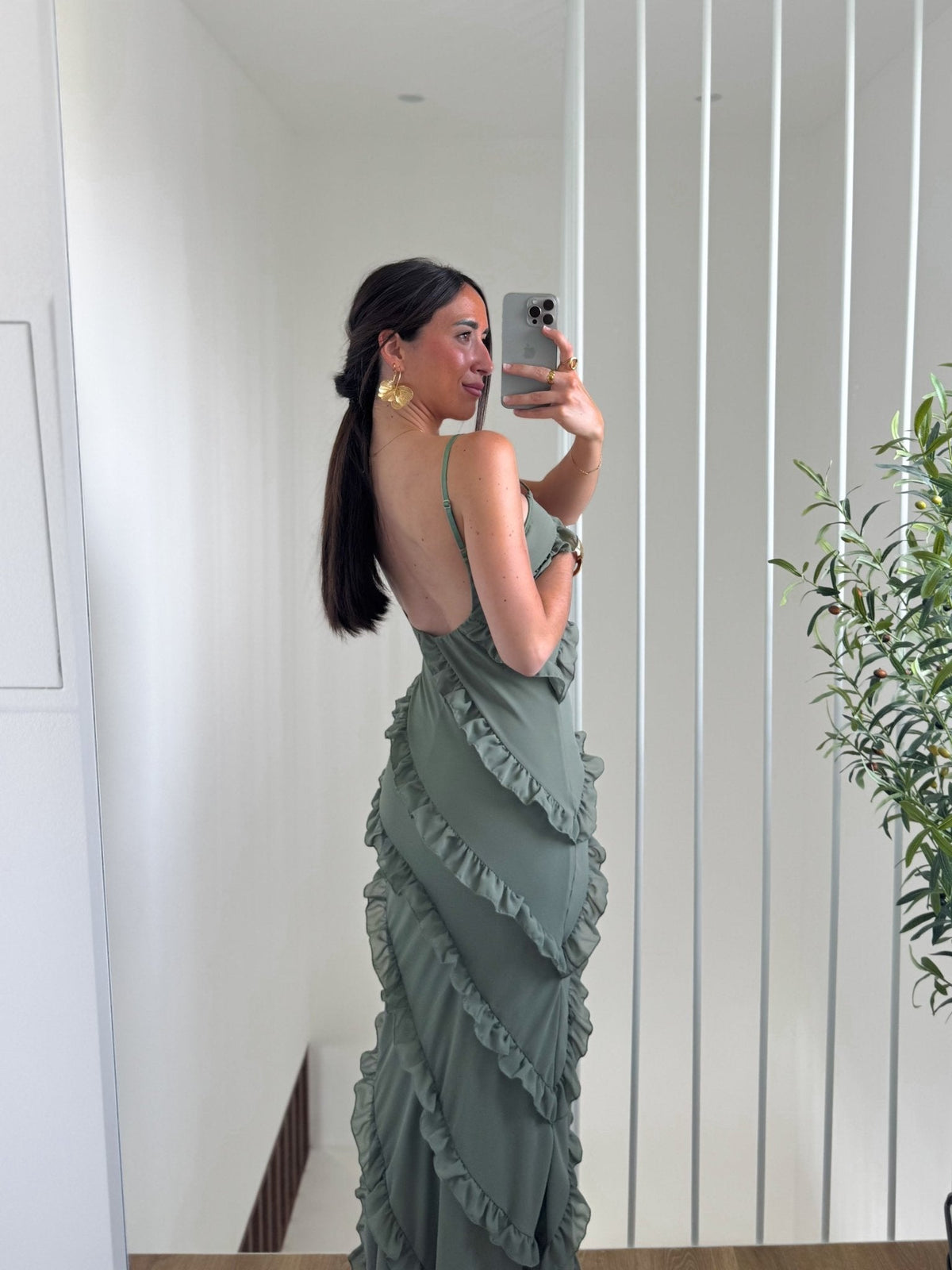 Vestido com folhos em crepe cáqui