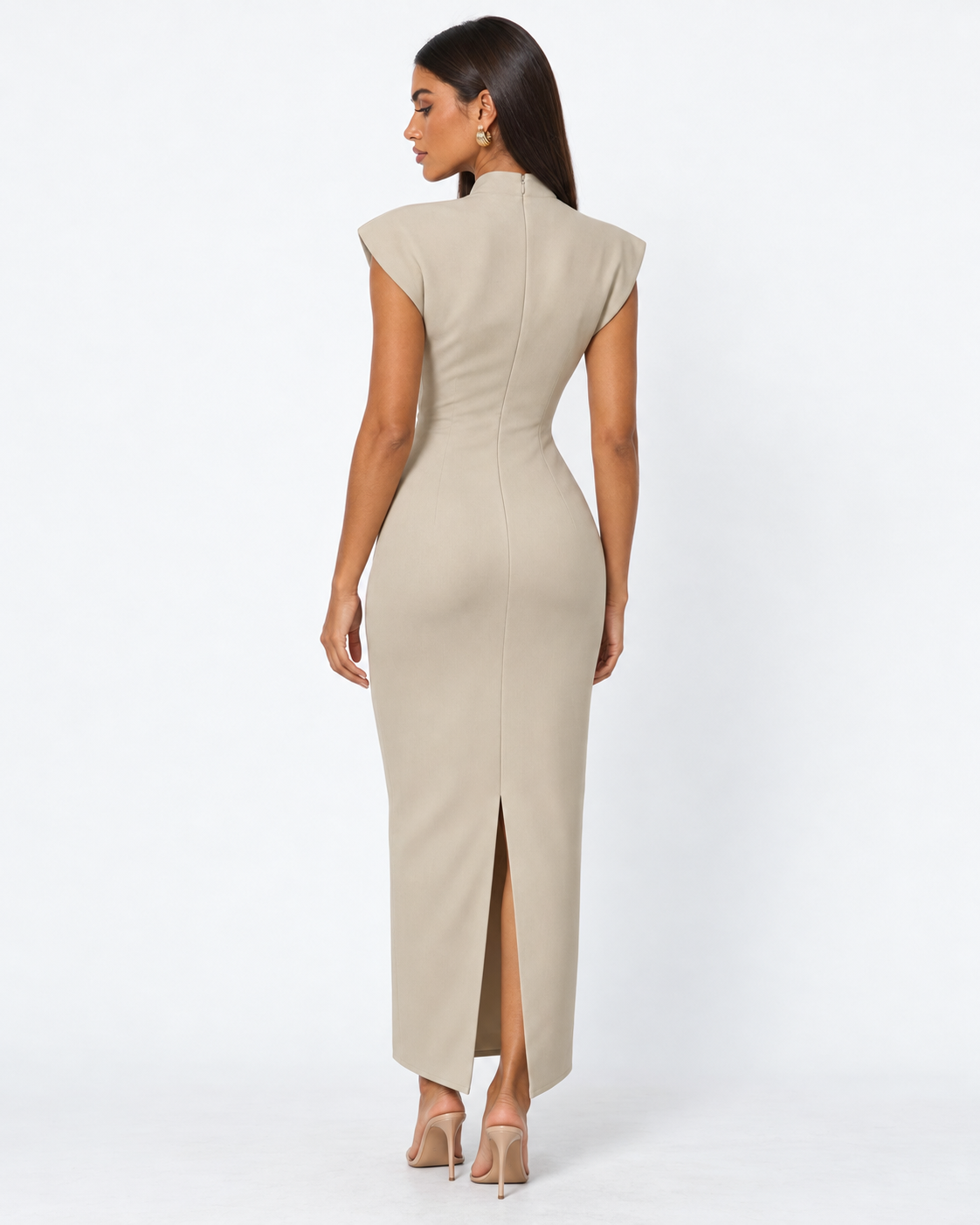 Vestido largo con escote en V y hombros estructurados