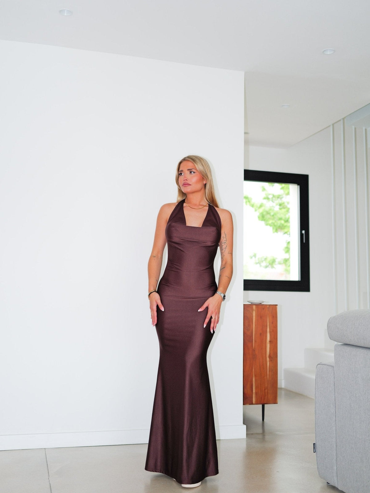 Vestido longo em cascata, cor de chocolate