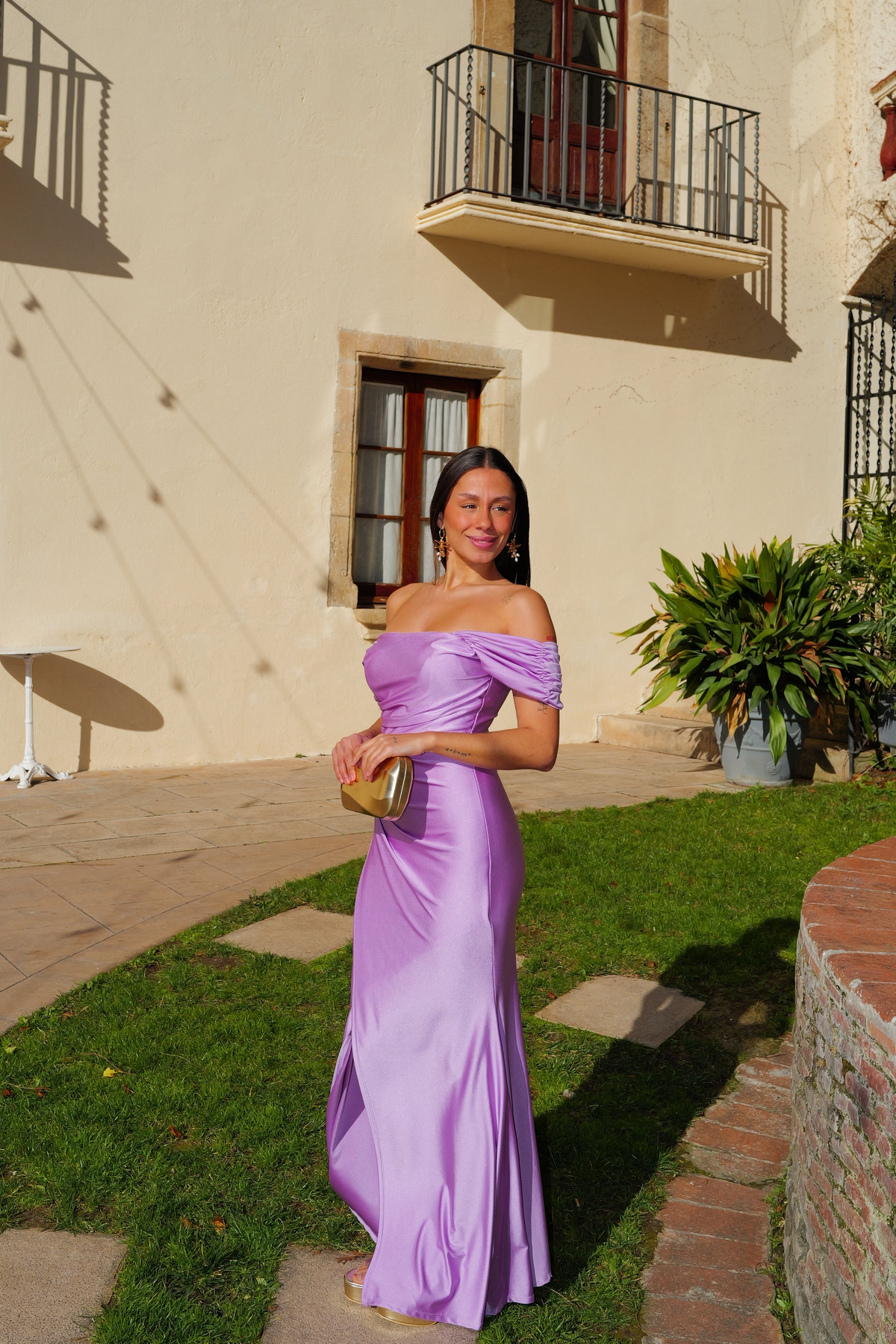 Vestido com mangas curtas em tom lilás