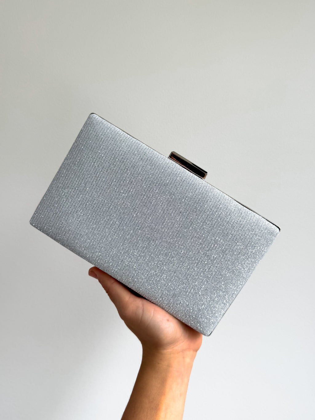 Clutch retangular prateada com brilhantes