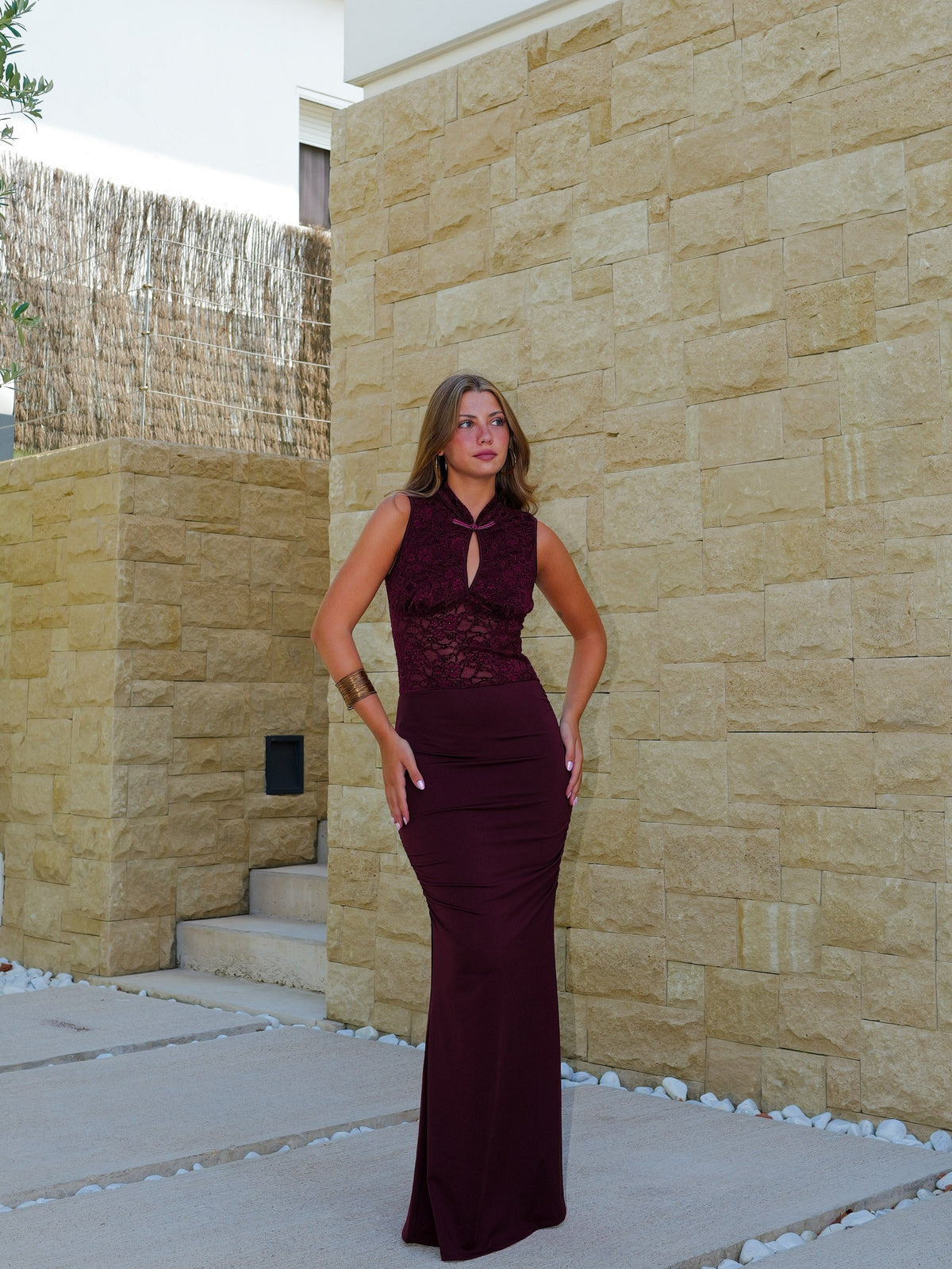 Vestido comprido de renda drapeada em cor de bordô