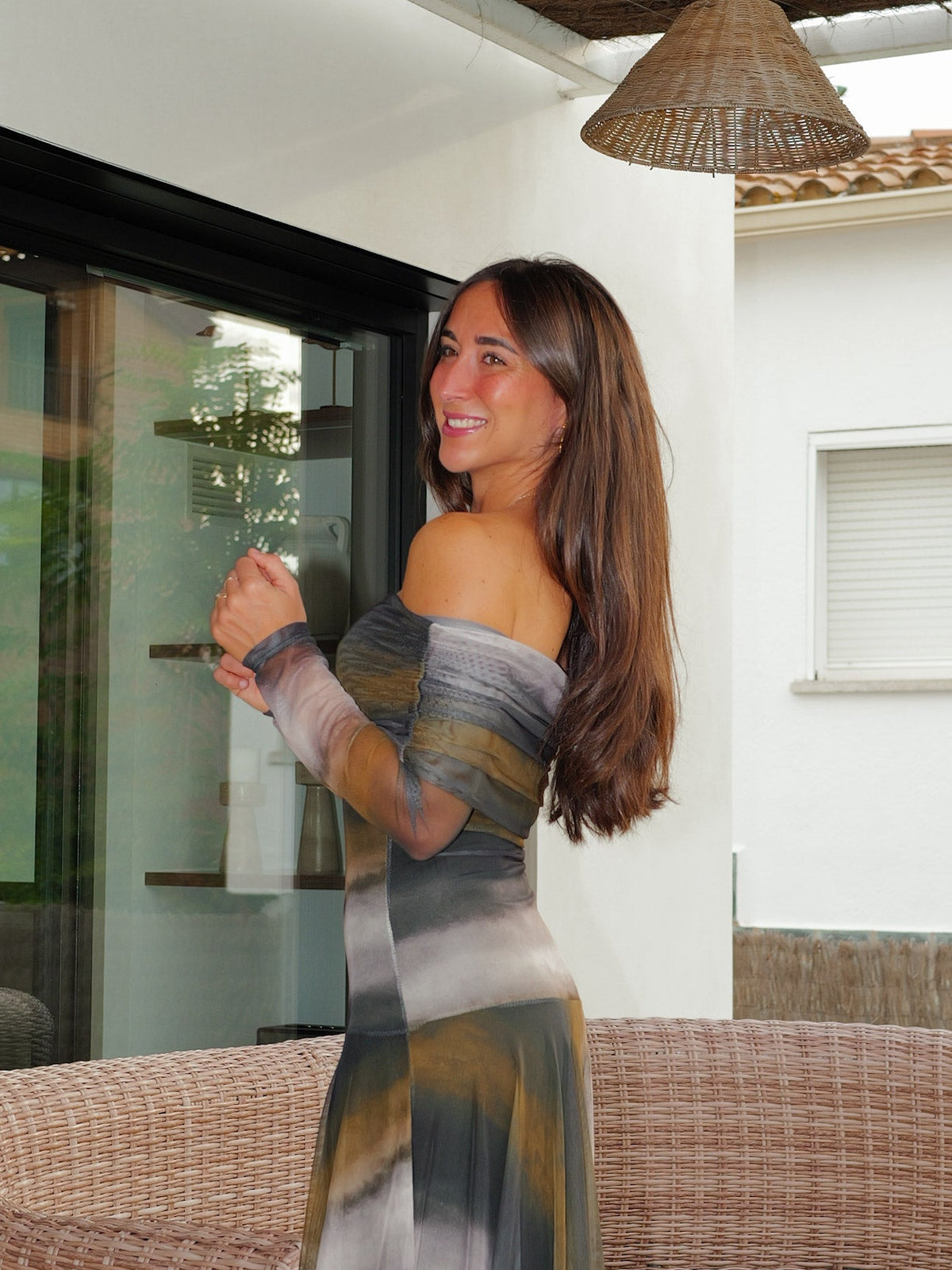 Vestido comprido com decote bardot em tule estampado em tom cáqui