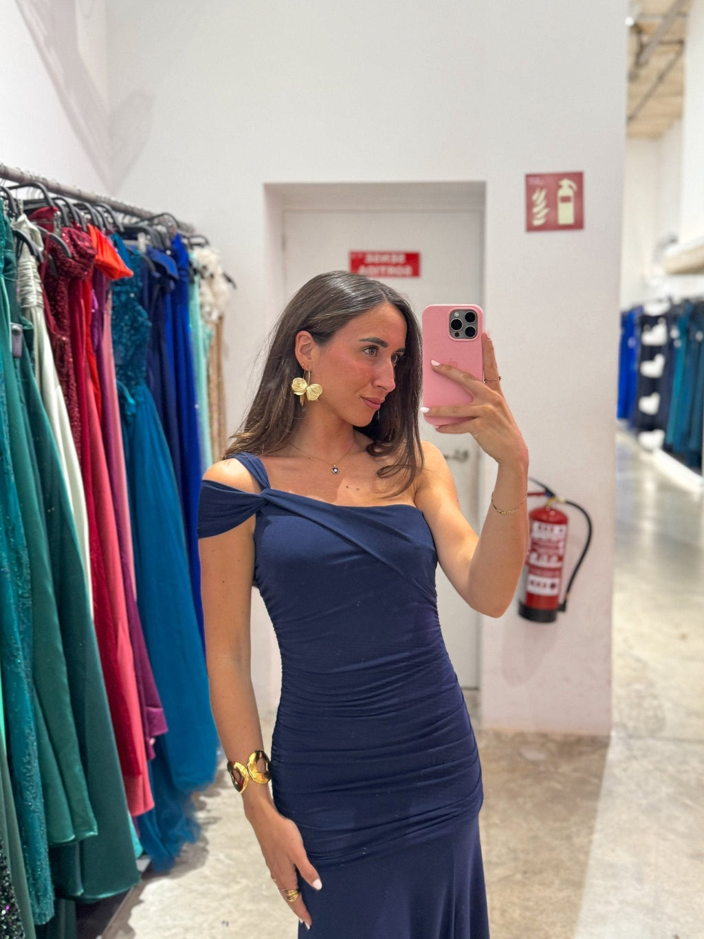 Vestido assimétrico com alças em azul-marinho