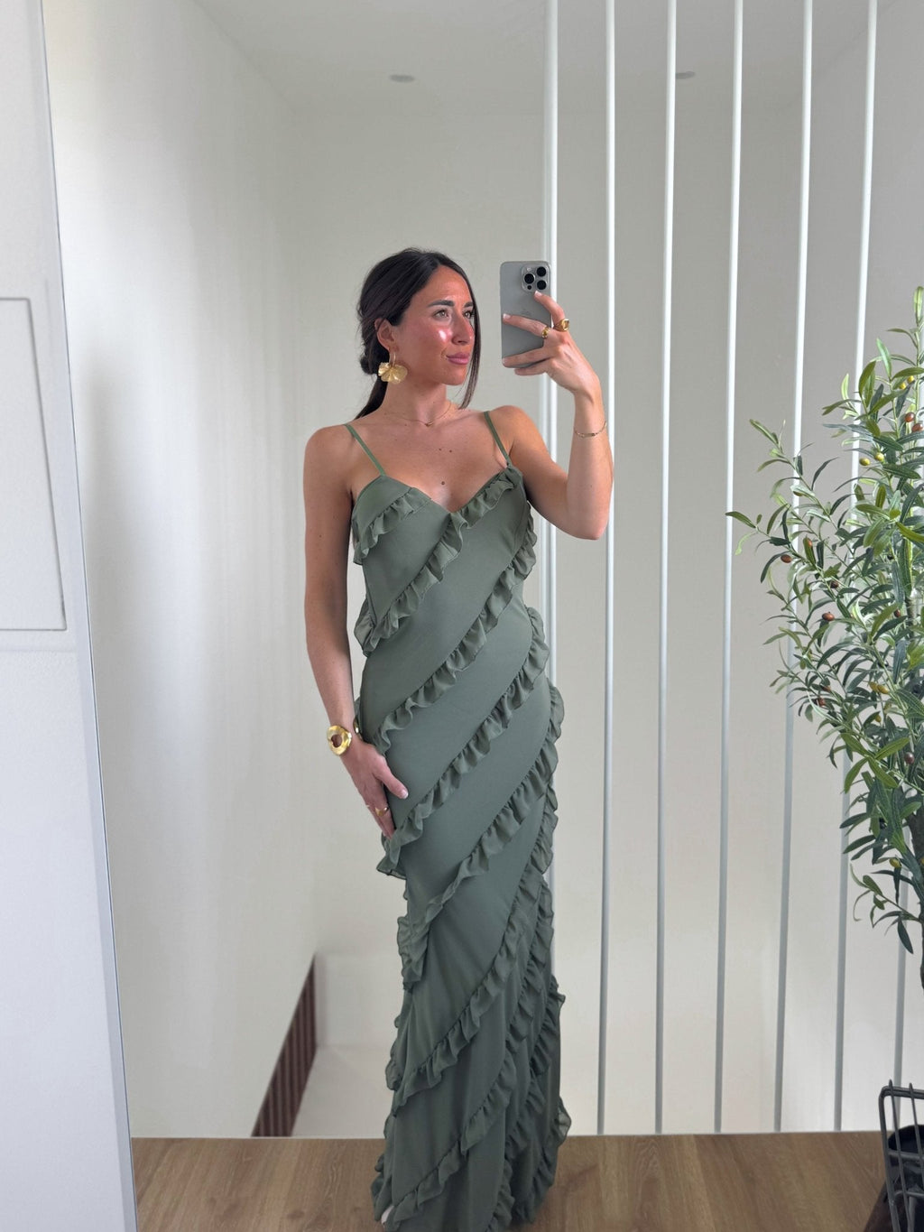 Vestido com folhos em crepe cáqui