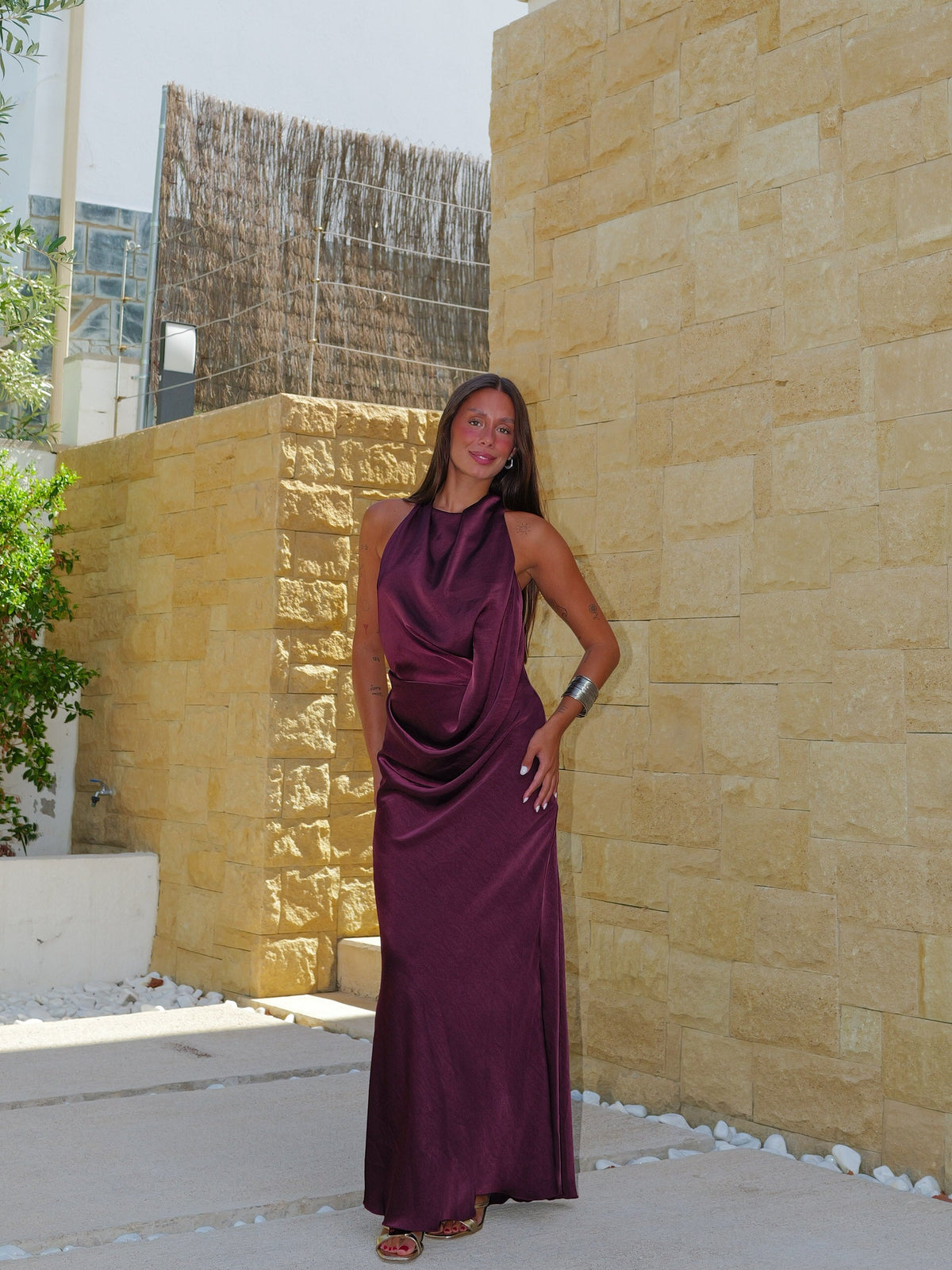 Vestido comprido de cetim com decote halter nas costas, cor beringela