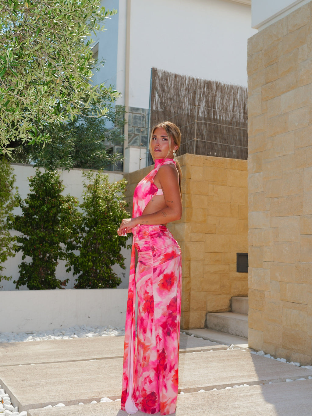 Vestido halter estampado com cintura aberta, cor de coral