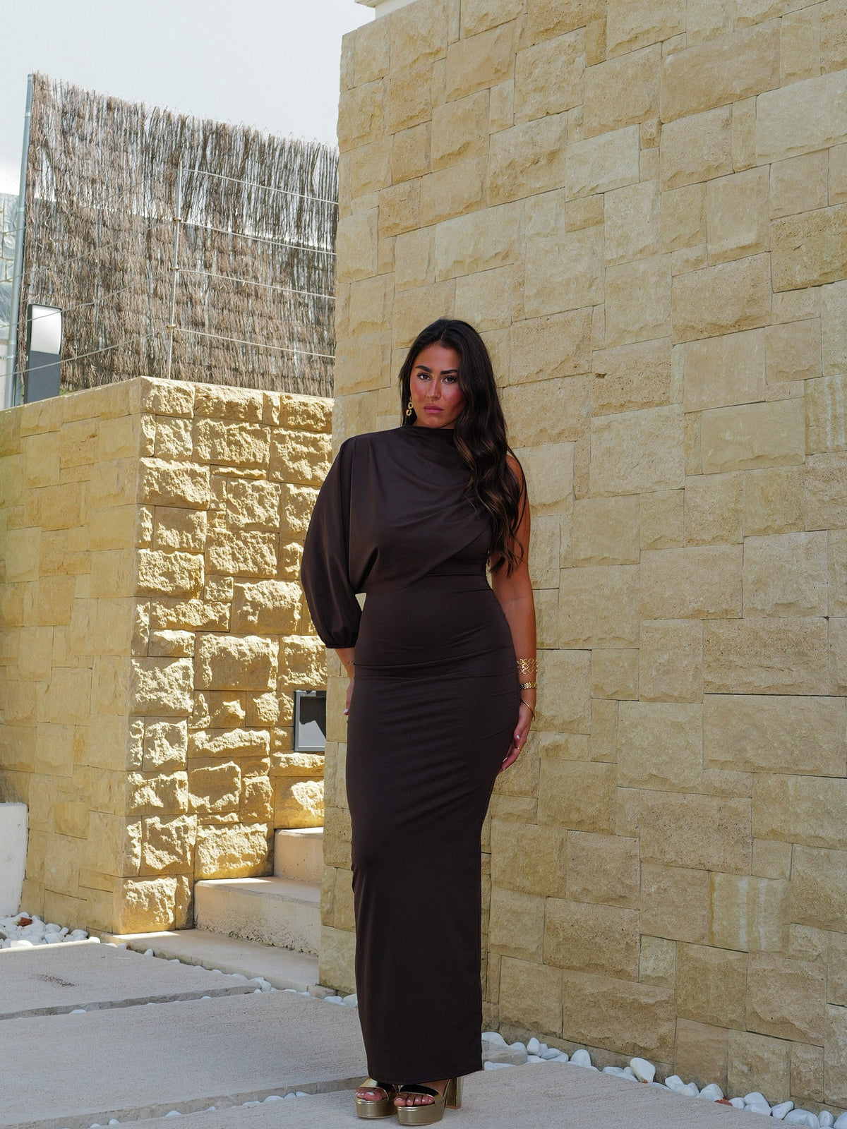 Vestido comprido com manga assimétrica em tom de chocolate