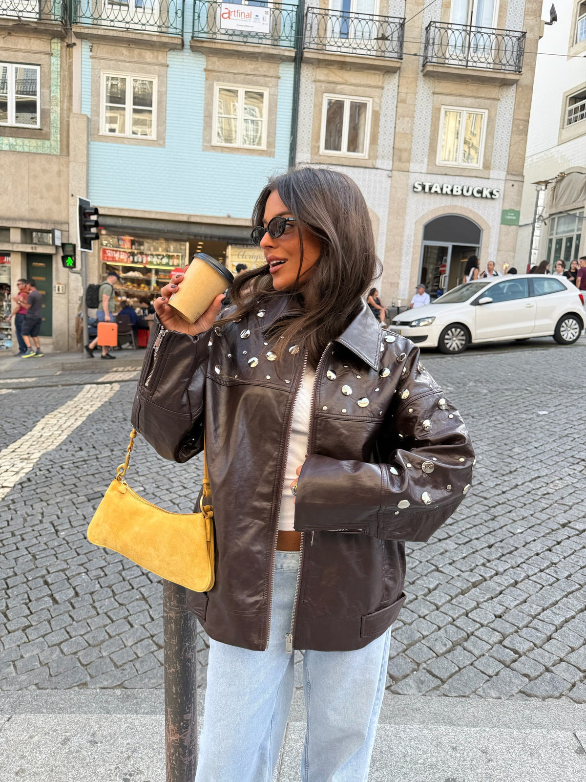 Chaqueta urbana marrón con tachuelas
