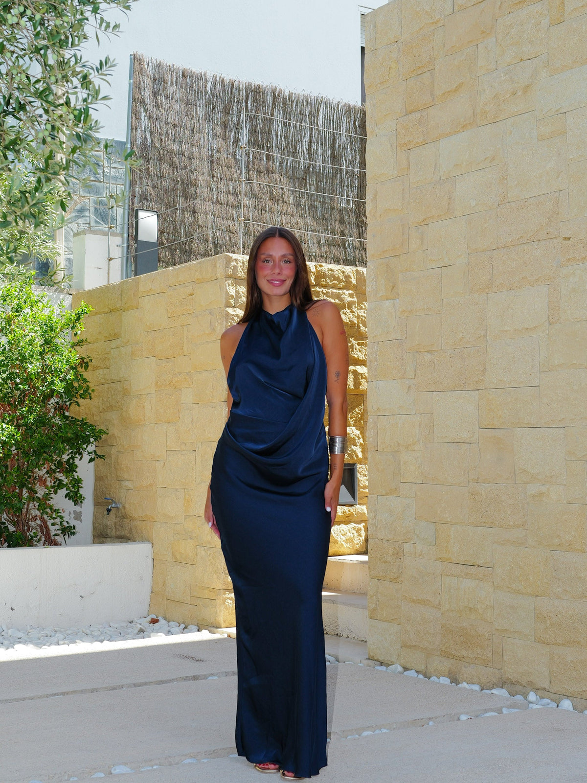 Vestido comprido em cetim, com decote halter nas costas, cor azul-marinho
