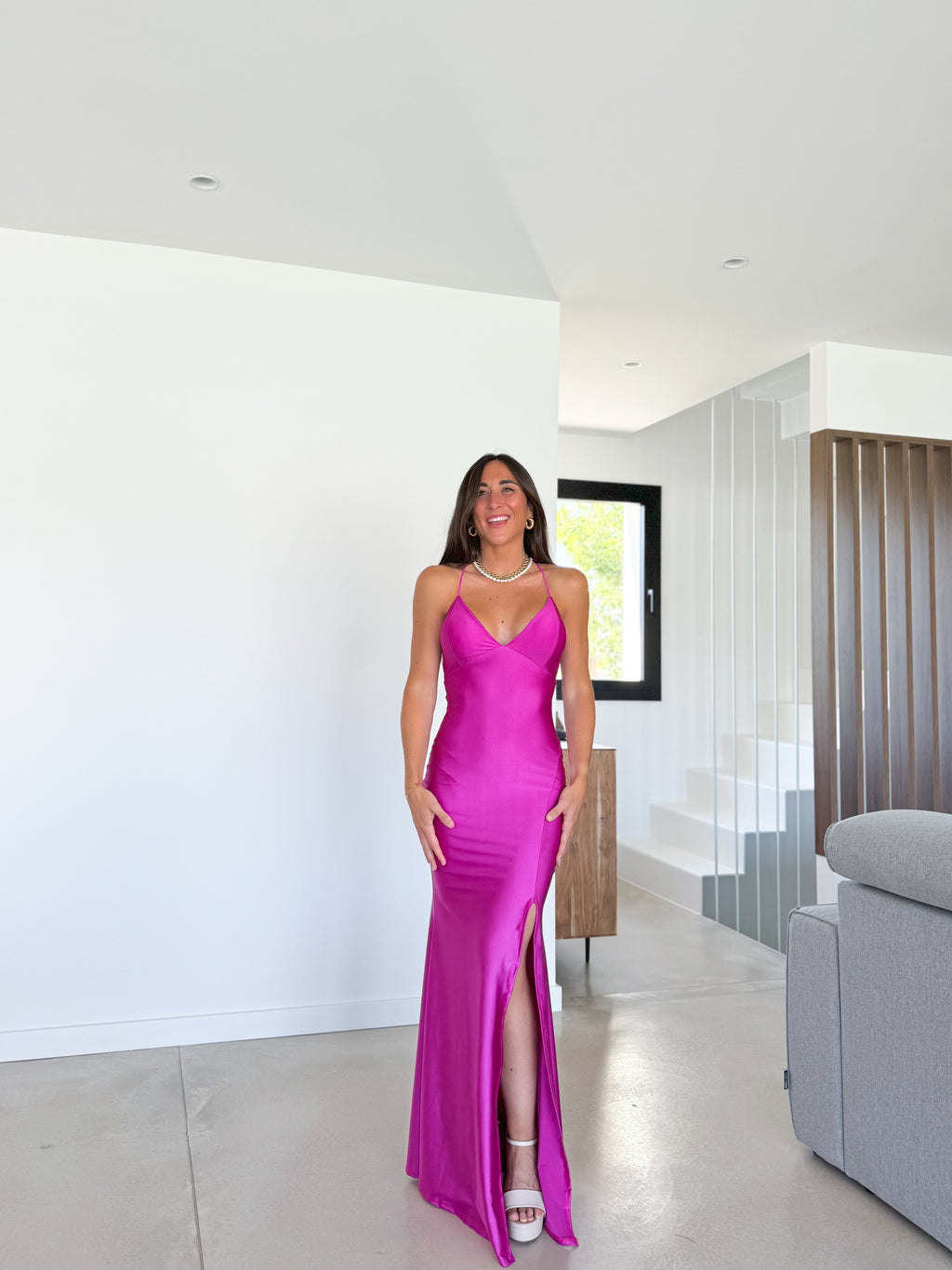 Vestido com decote em V em cetim entrelaçado cor de amarena
