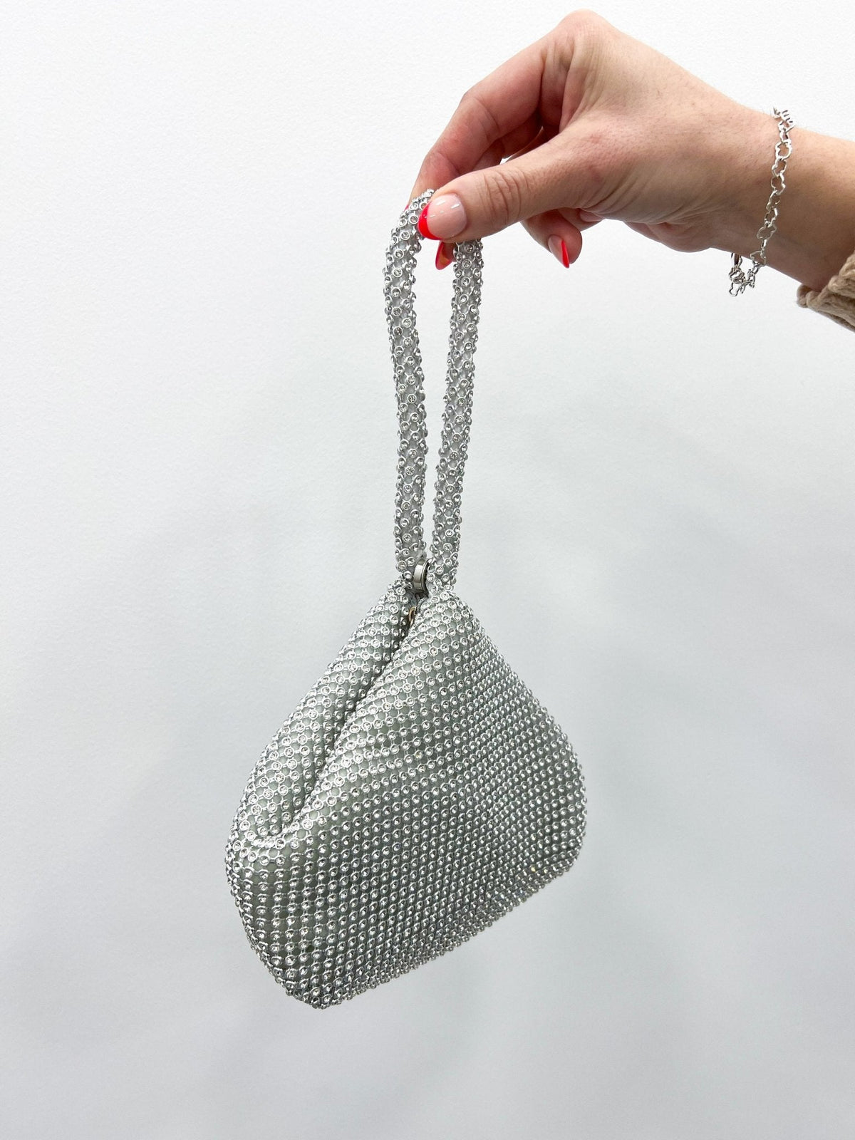Bolsa de mão com brilhos prateados
