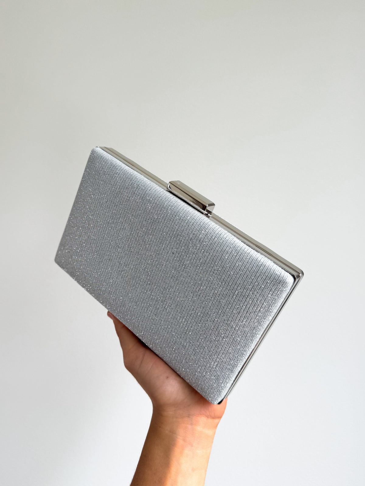 Clutch retangular prateada com brilhantes