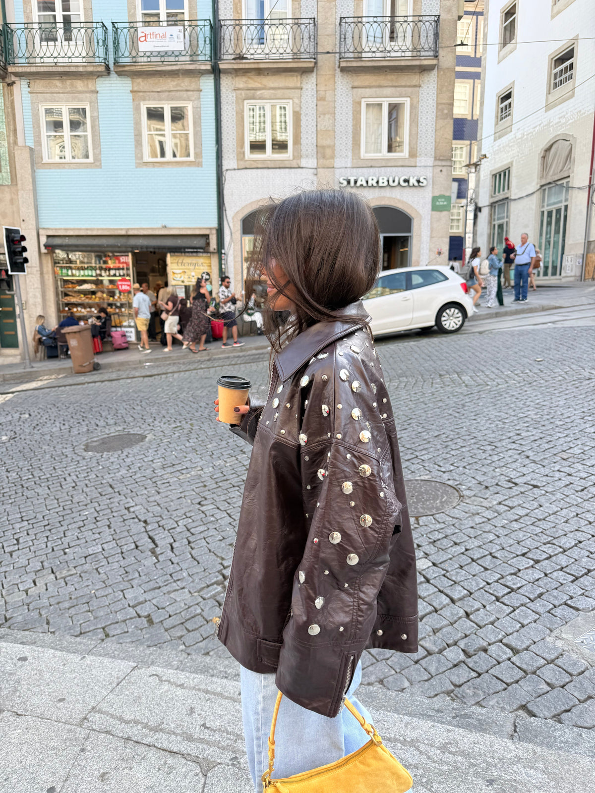 Chaqueta urbana marrón con tachuelas