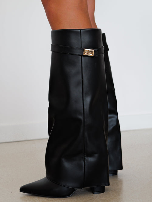 Bota de salto alto com aba e detalhe preto
