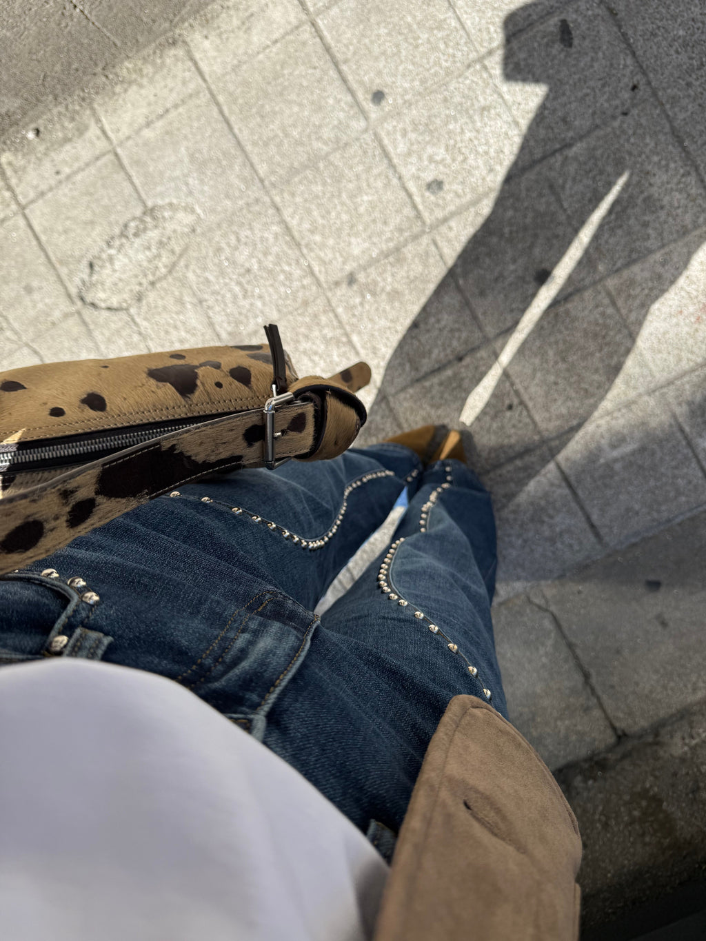 Calça jeans de perna larga com detalhes de tachas