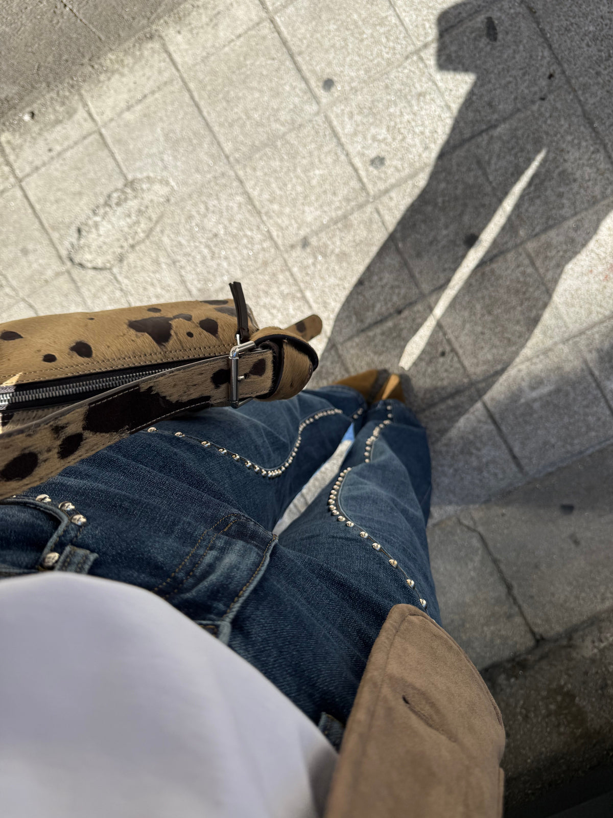 Calça jeans de perna larga com detalhes de tachas