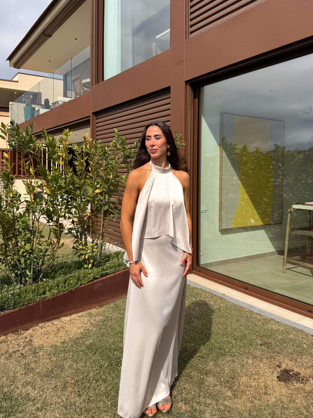 Vestido de cetim bege com capuz