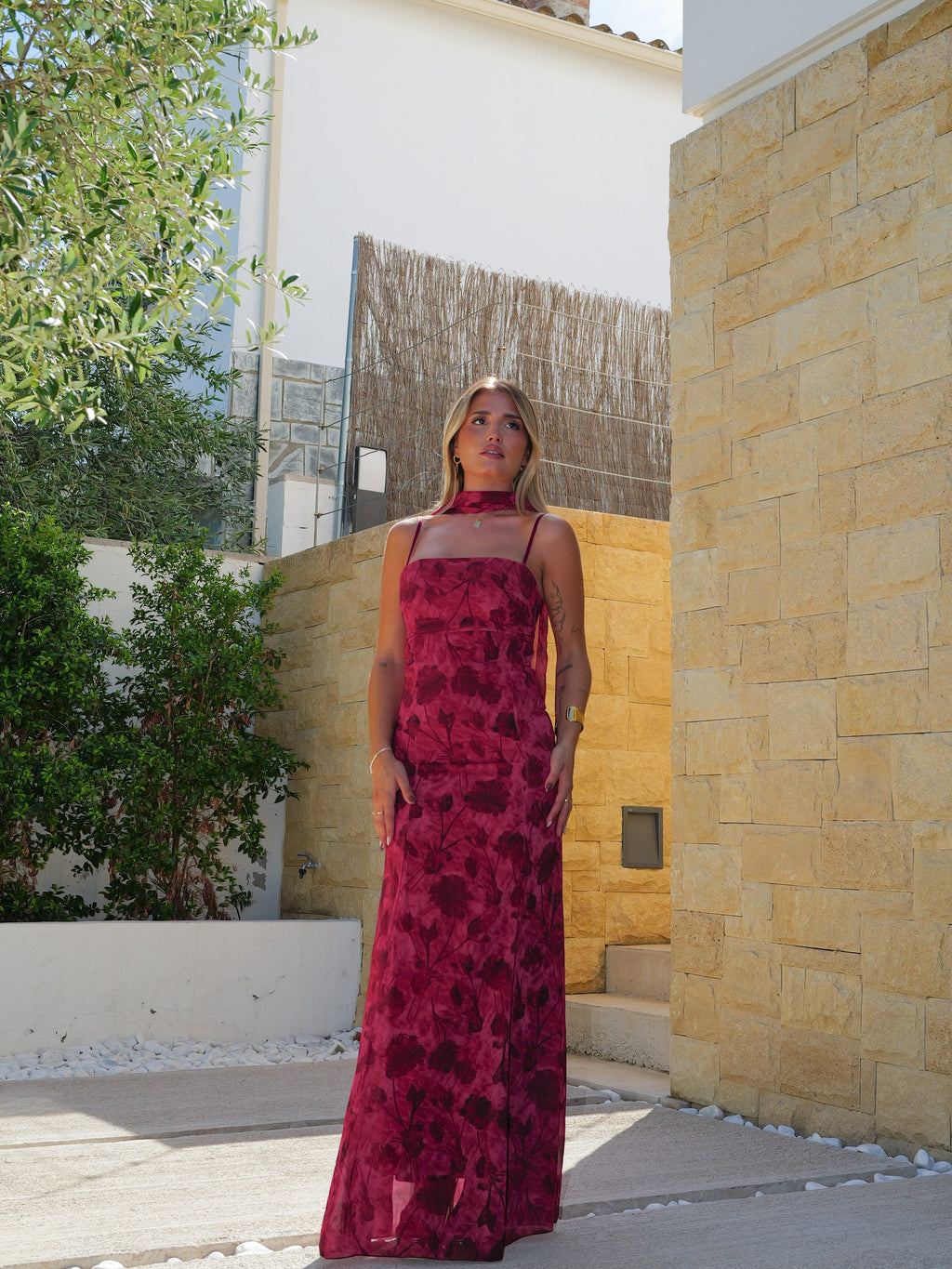 Vestido de georgette com padrão em cor de bordô