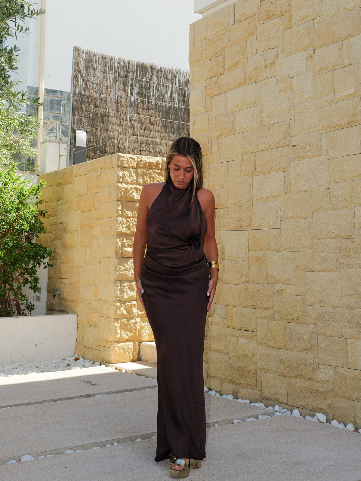 Vestido comprido de cetim com decote halter nas costas, cor chocolate
