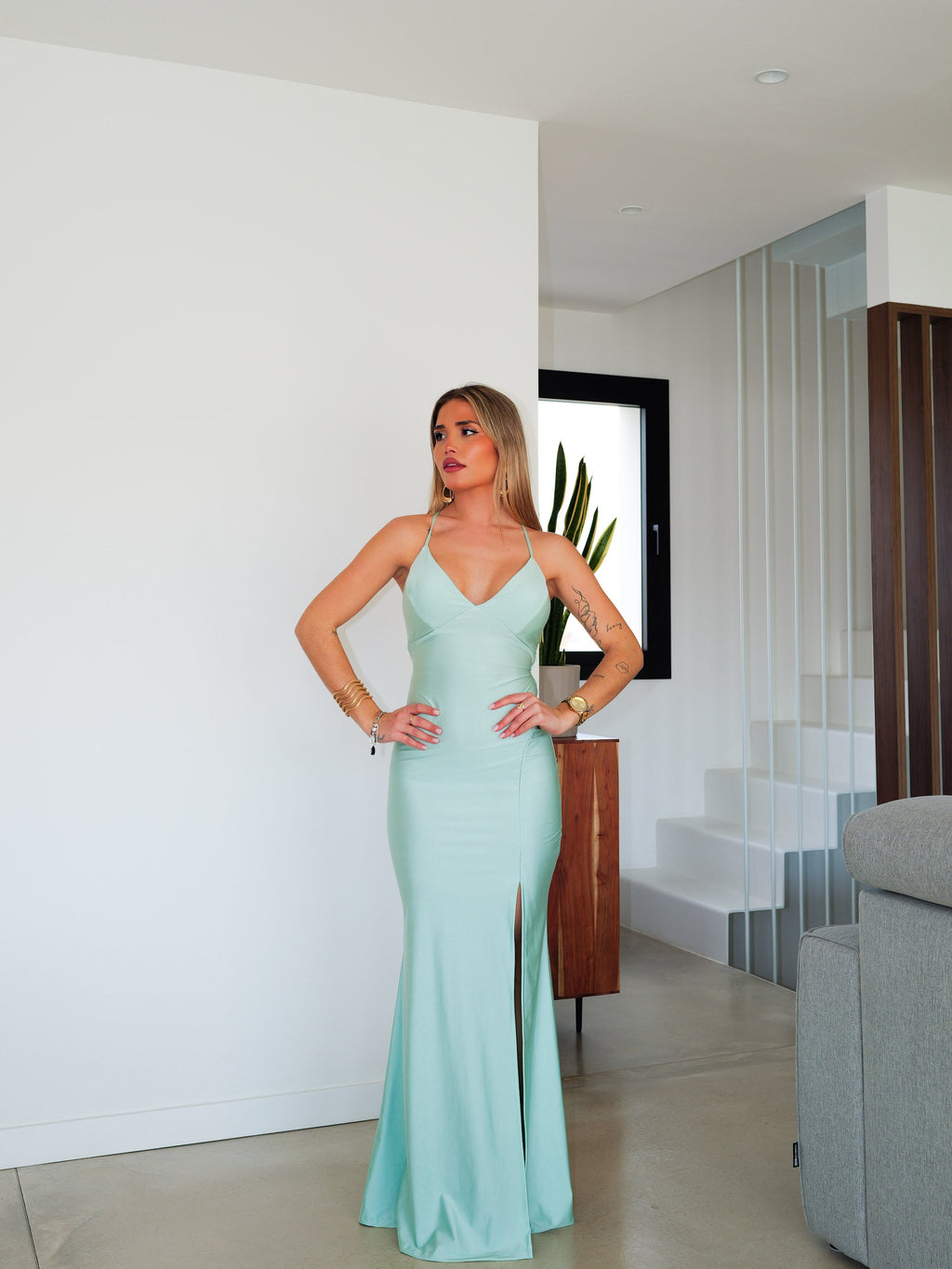 Vestido com decote em V em cetim entrelaçado, cor menta