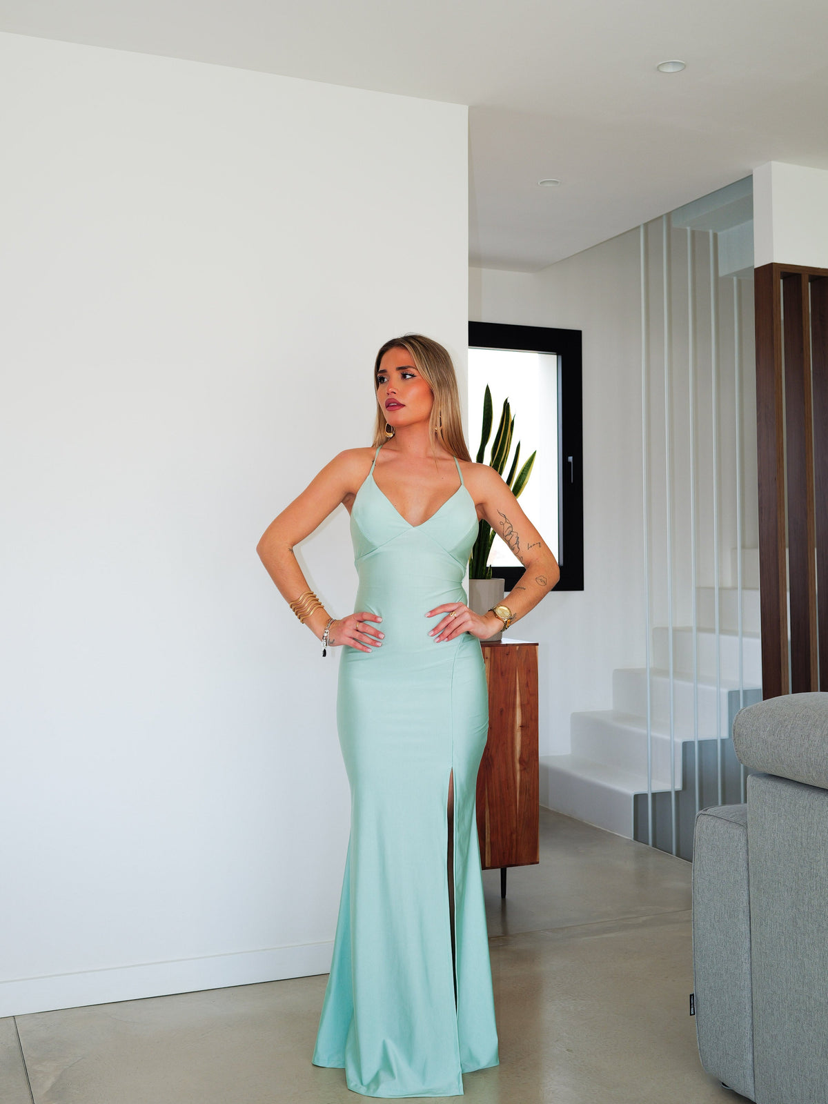 Vestido com decote em V em cetim entrelaçado, cor menta