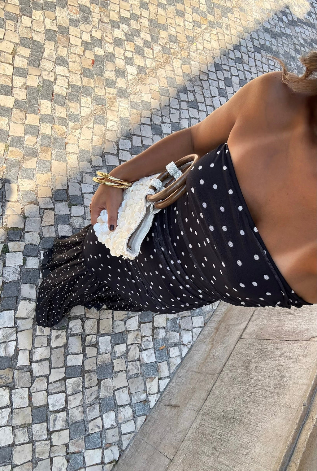 Vestido preto de bolinhas