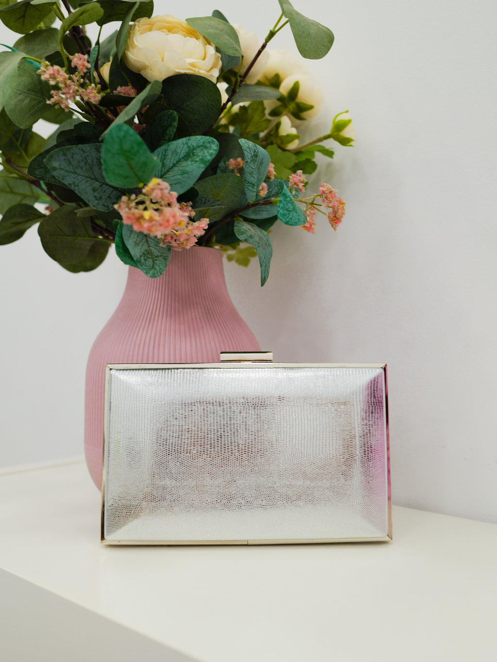 Clutch com textura prateada