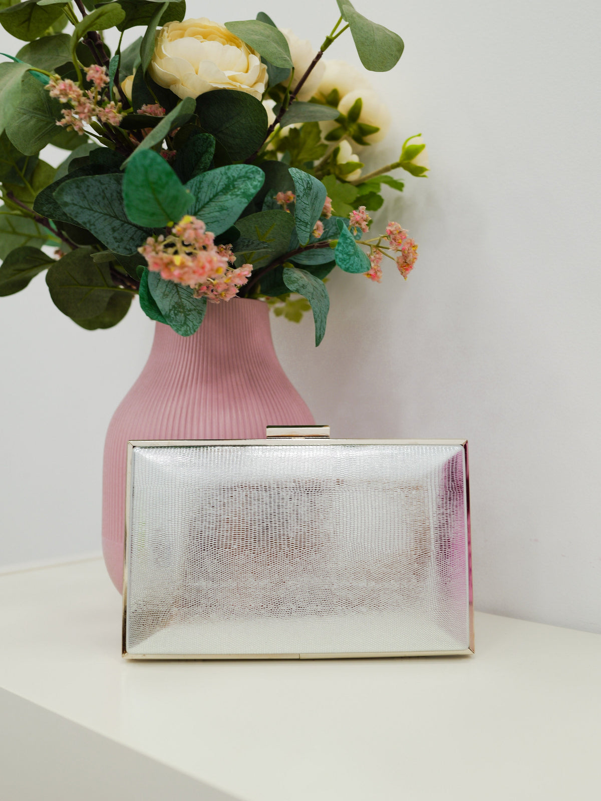 Clutch com textura prateada