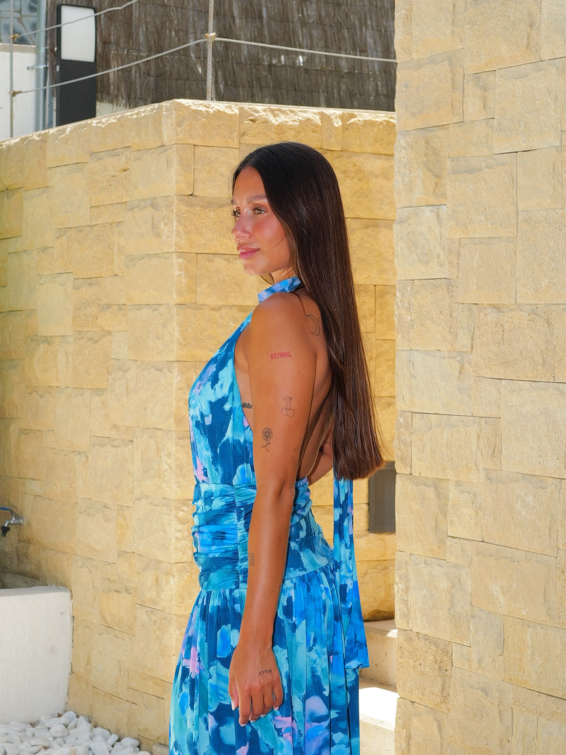 Vestido com decote halter e costas estampadas em azul