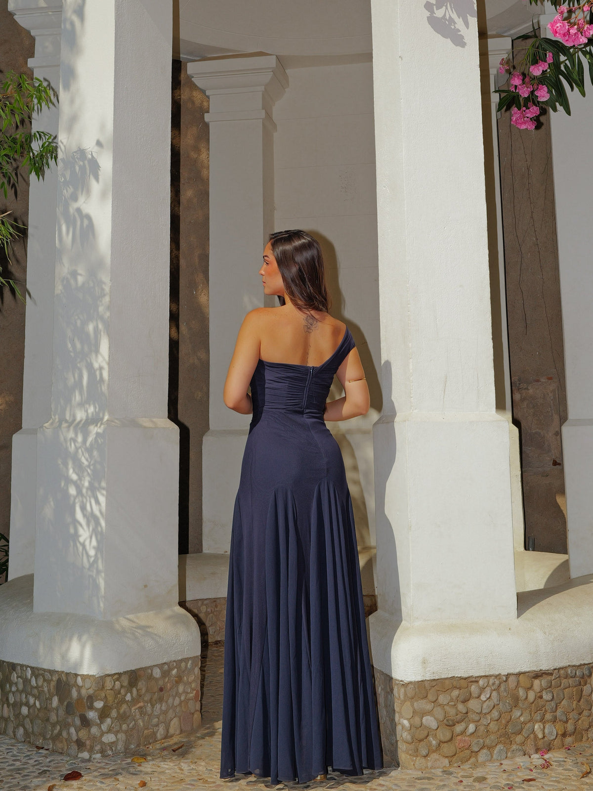 Vestido comprido drapeado assimétrico com padrão de flores marinhas