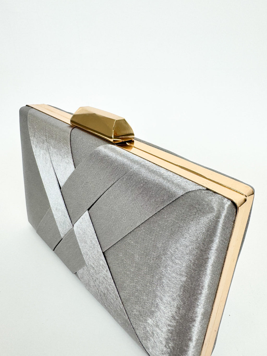 Clutch prateada acetinada