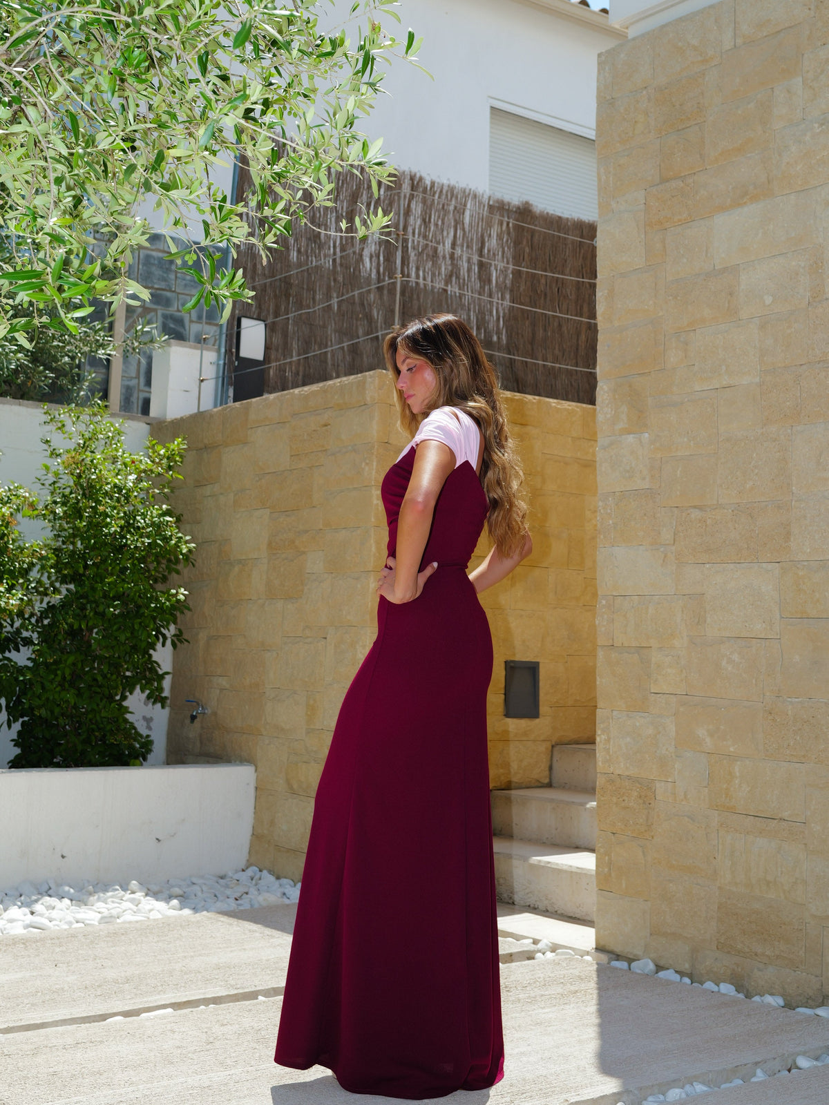 Vestido assimétrico com laço, bicolor, cor de bordô
