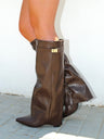 Bota de tacón alto con ala y detalle en marrón