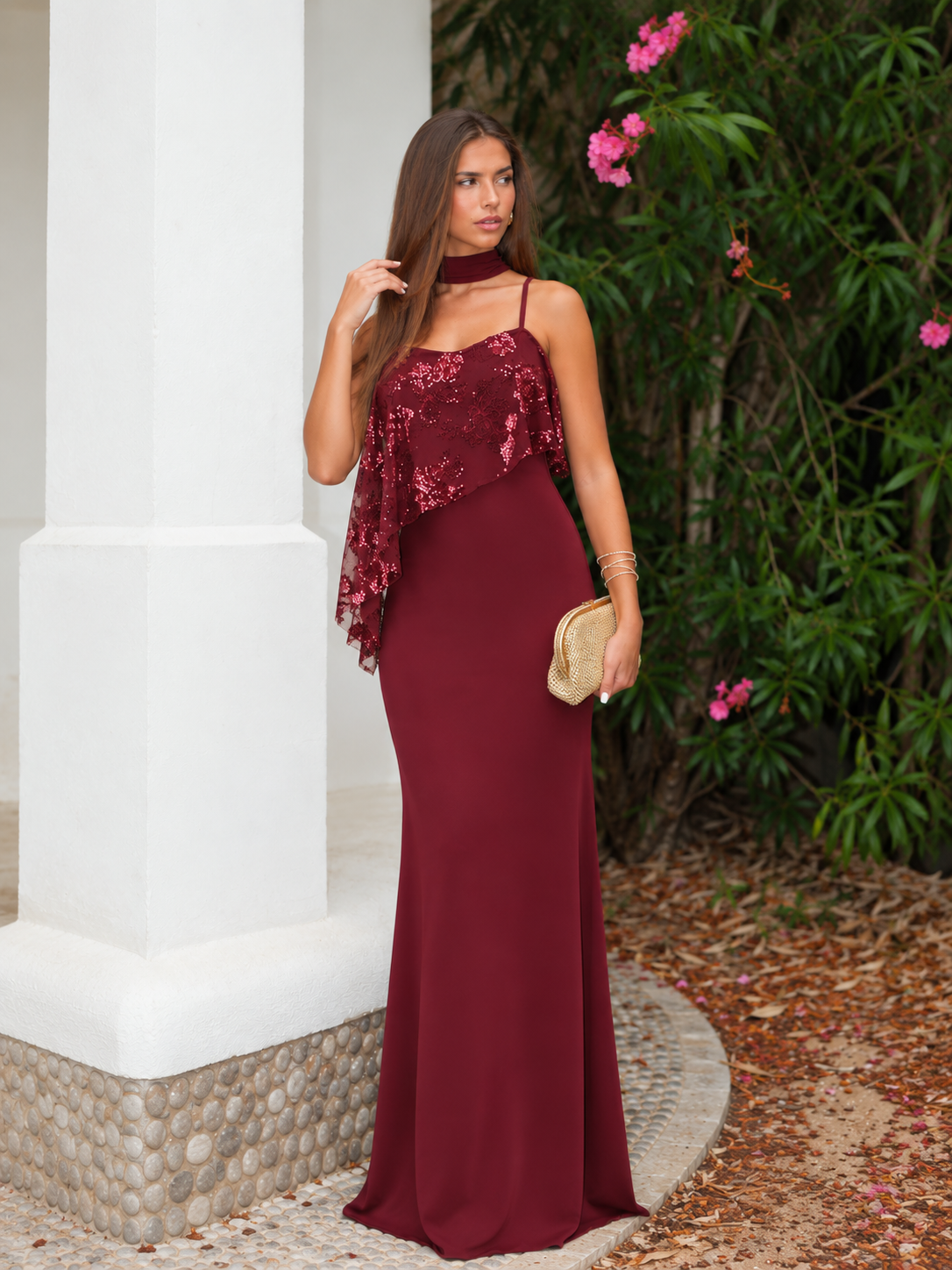 Vestido assimétrico com brilhos, cor bordô