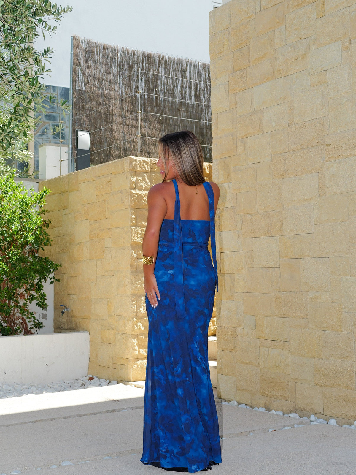 Vestido comprido com gola choker em tule azul-petróleo