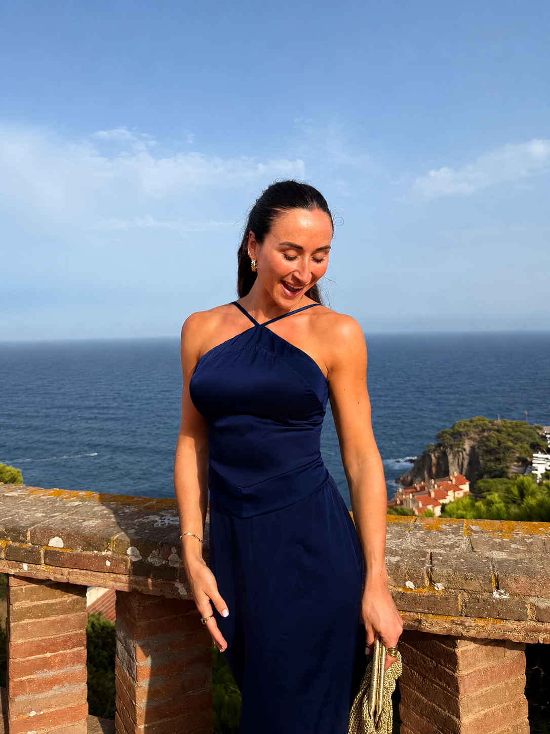 Vestido halter em cetim azul-marinho