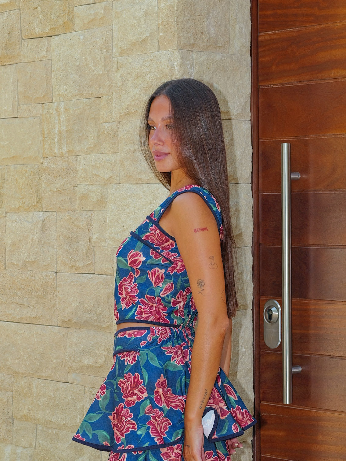 Conjunto com alças, estampado com folhos, azul-marinho