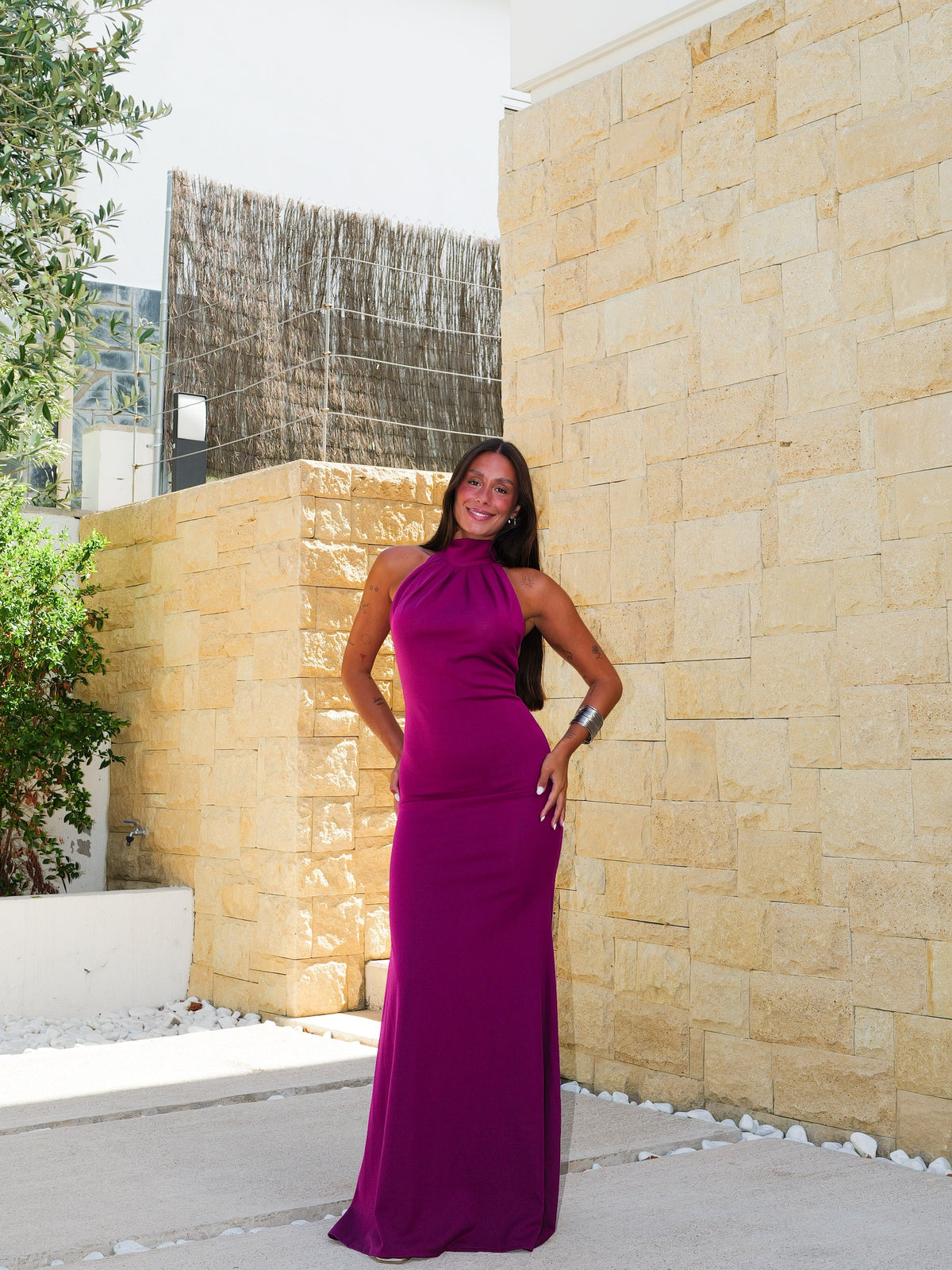 Vestido comprido com decote halter e laço, cor amarena