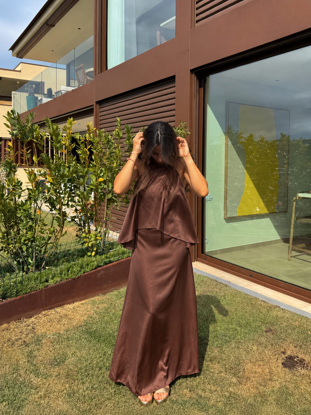 Vestido de cetim com cape em tom de chocolate