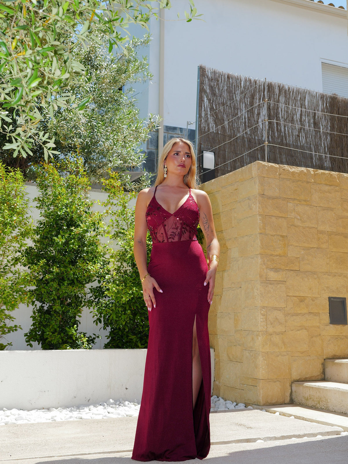 Vestido comprido com detalhes de espartilho em cor de bordô