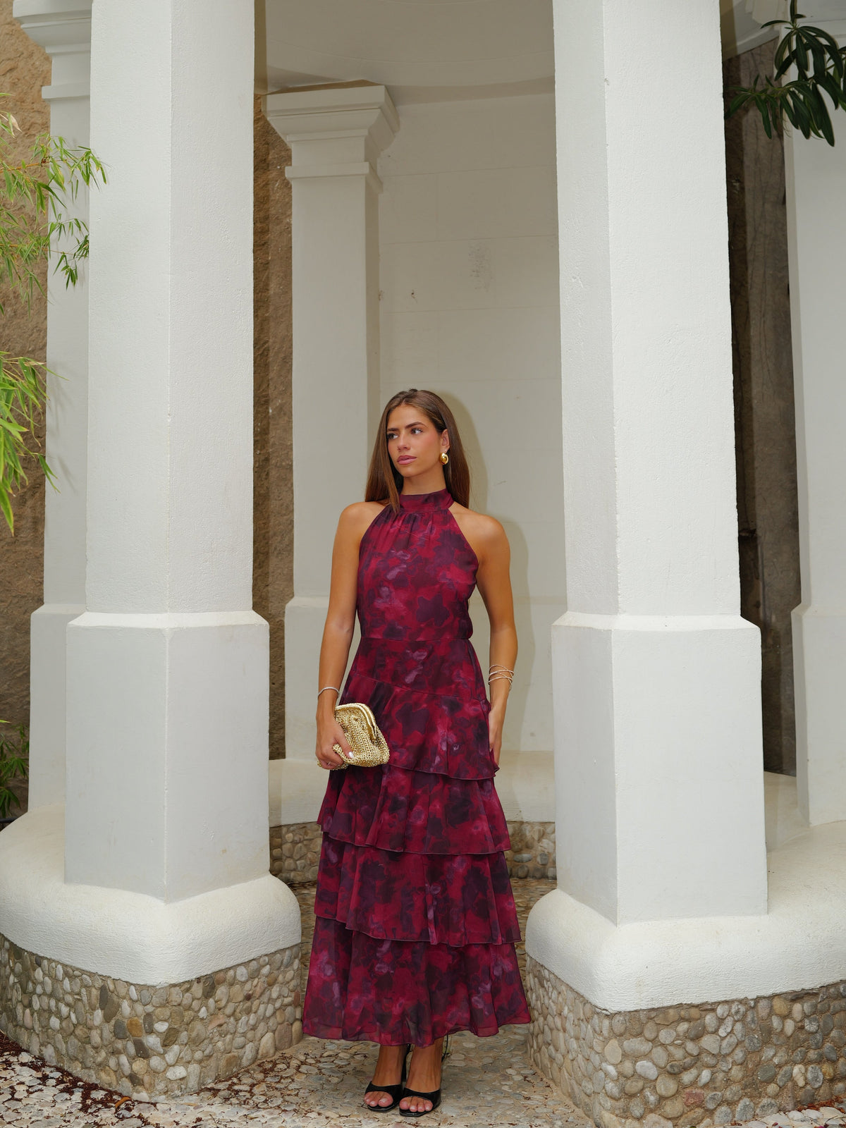 Vestido longo com decote halter, estampado e com folhos, cor vinho