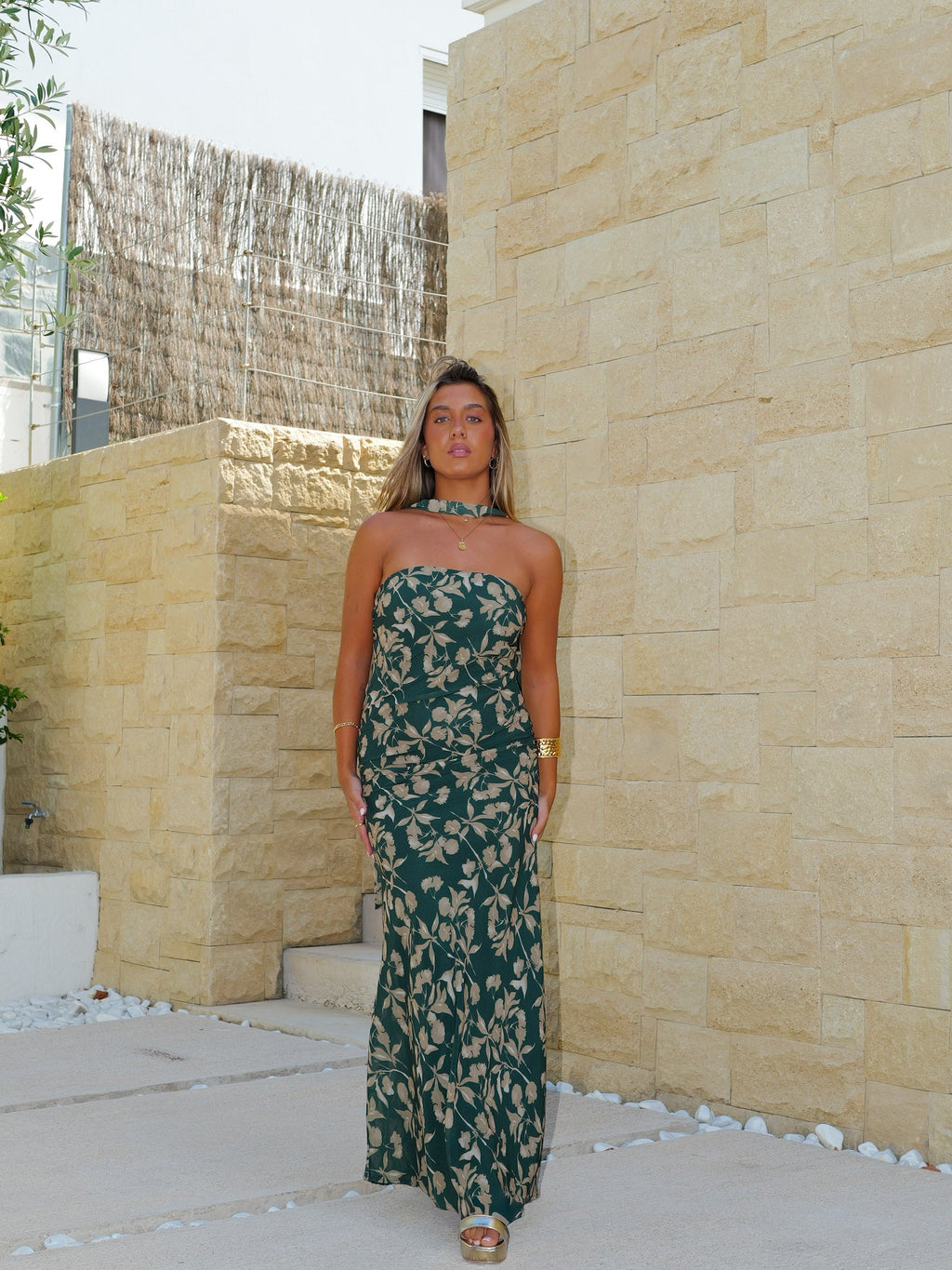 Vestido comprido com gola choker em tule verde