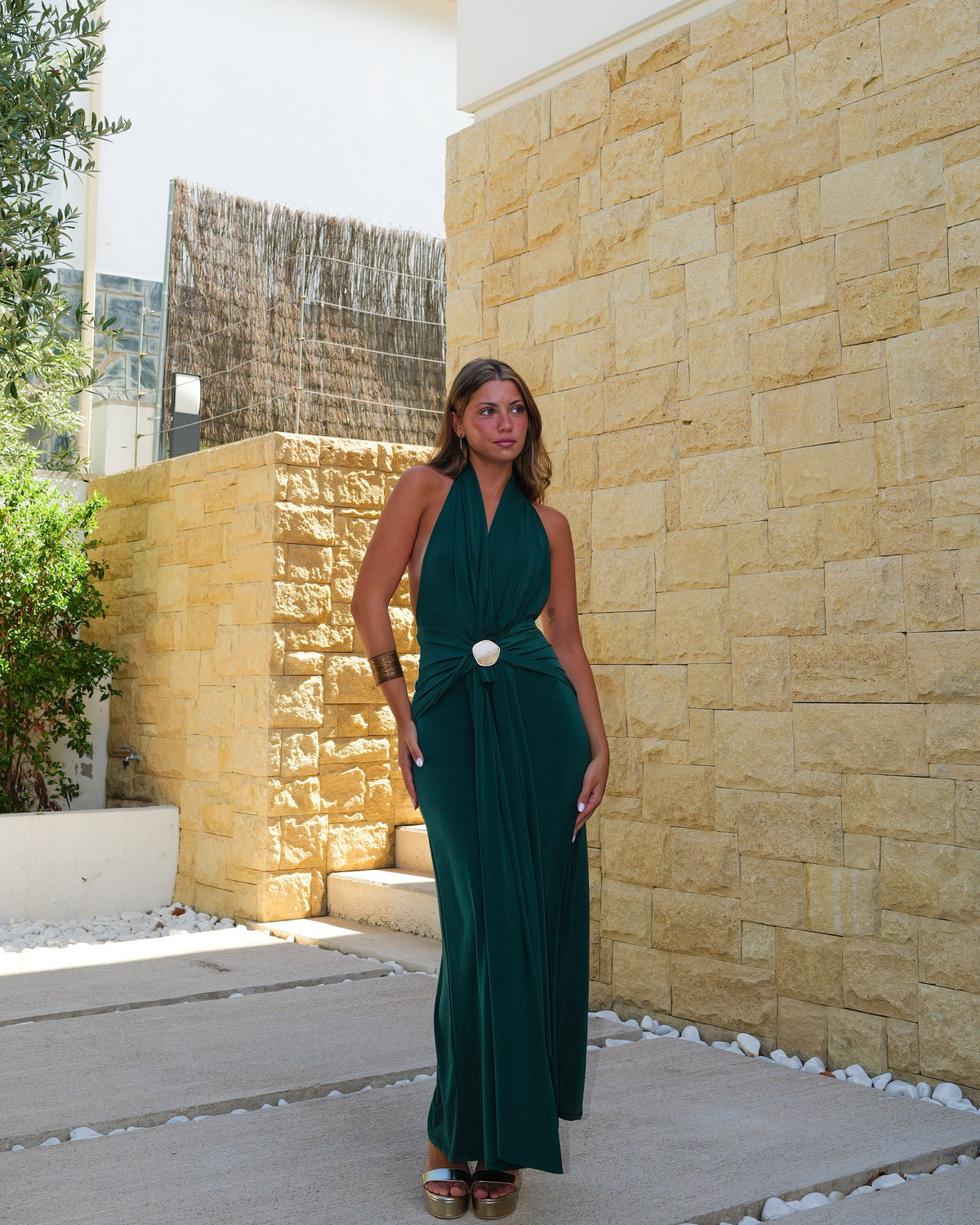 Vestido comprido com decote em V e detalhe em forma de garrafa